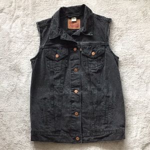 Levi’s Trucker Vest - M - Distressed Black
